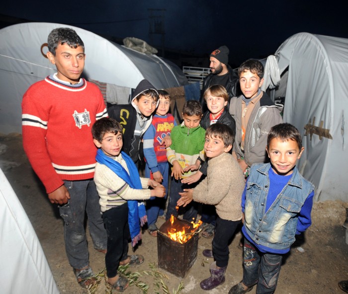 Soğuk kış koşullarında yaşamlarını sürdürmeye çalışan Suriyeli kardeşlerimiz zor durumda...